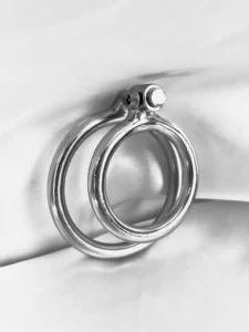 Single locking cock ring in stainless steel, worn on its own